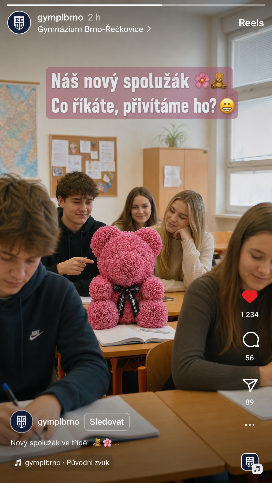 Ilustrační ukázka Reelu: Růžový medvídek sedí se studenty ve školní lavici.