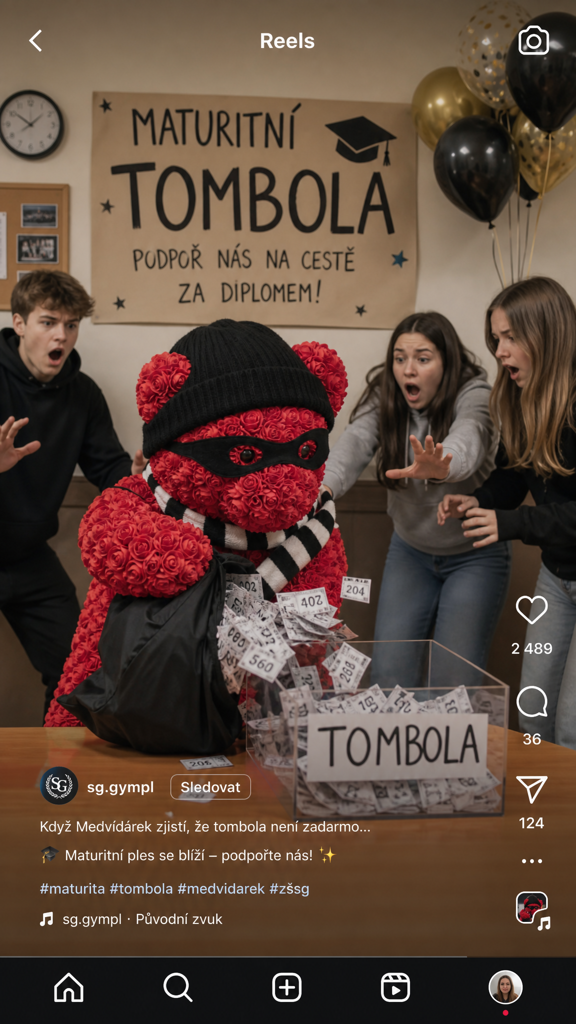 Ilustrační ukázka Reelu: Červený medvídek v masce zloděje překvapí studenty u tomboly.
